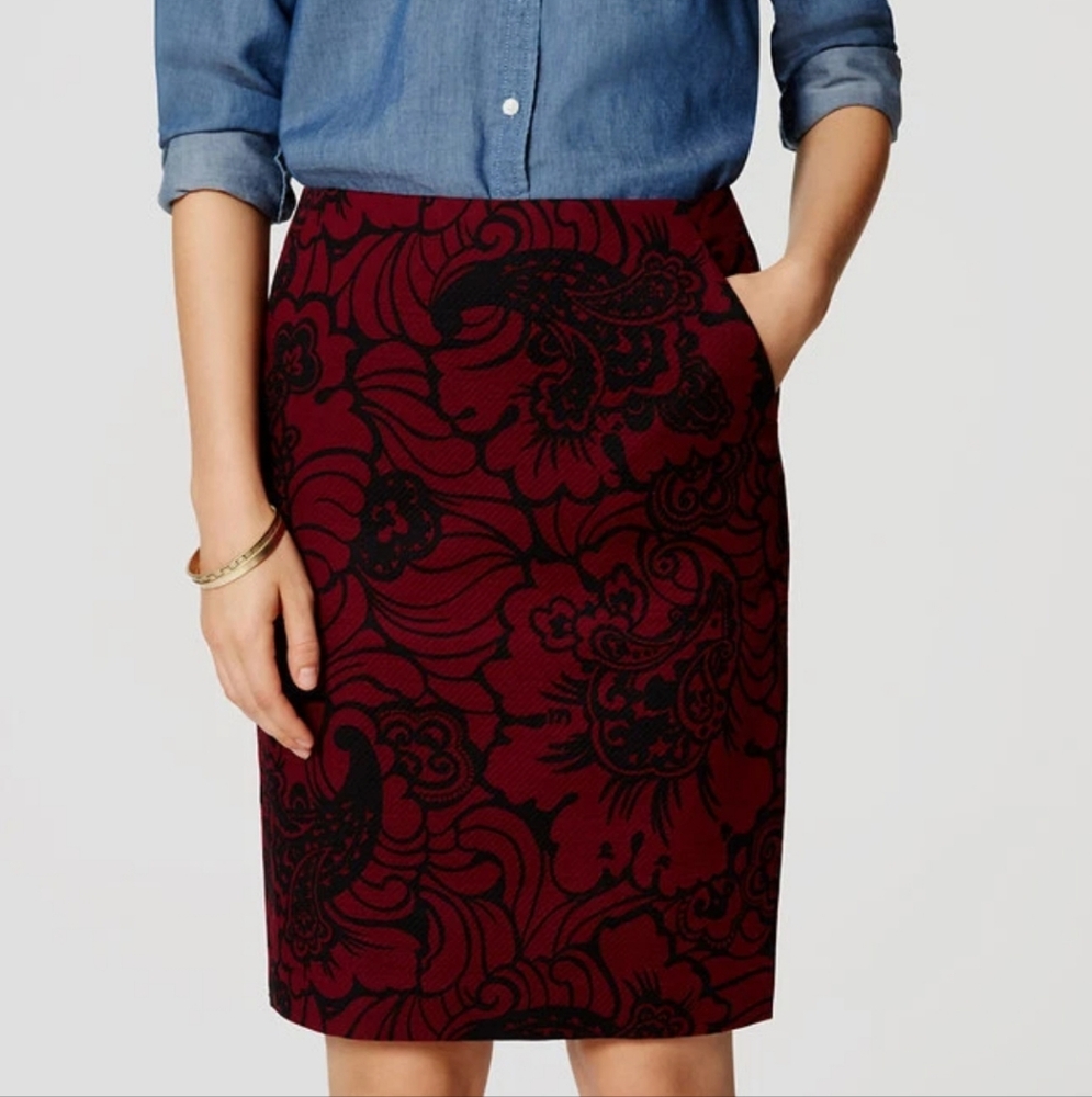 Loft Knee-Length Pencil Skirt in Women's Size 8